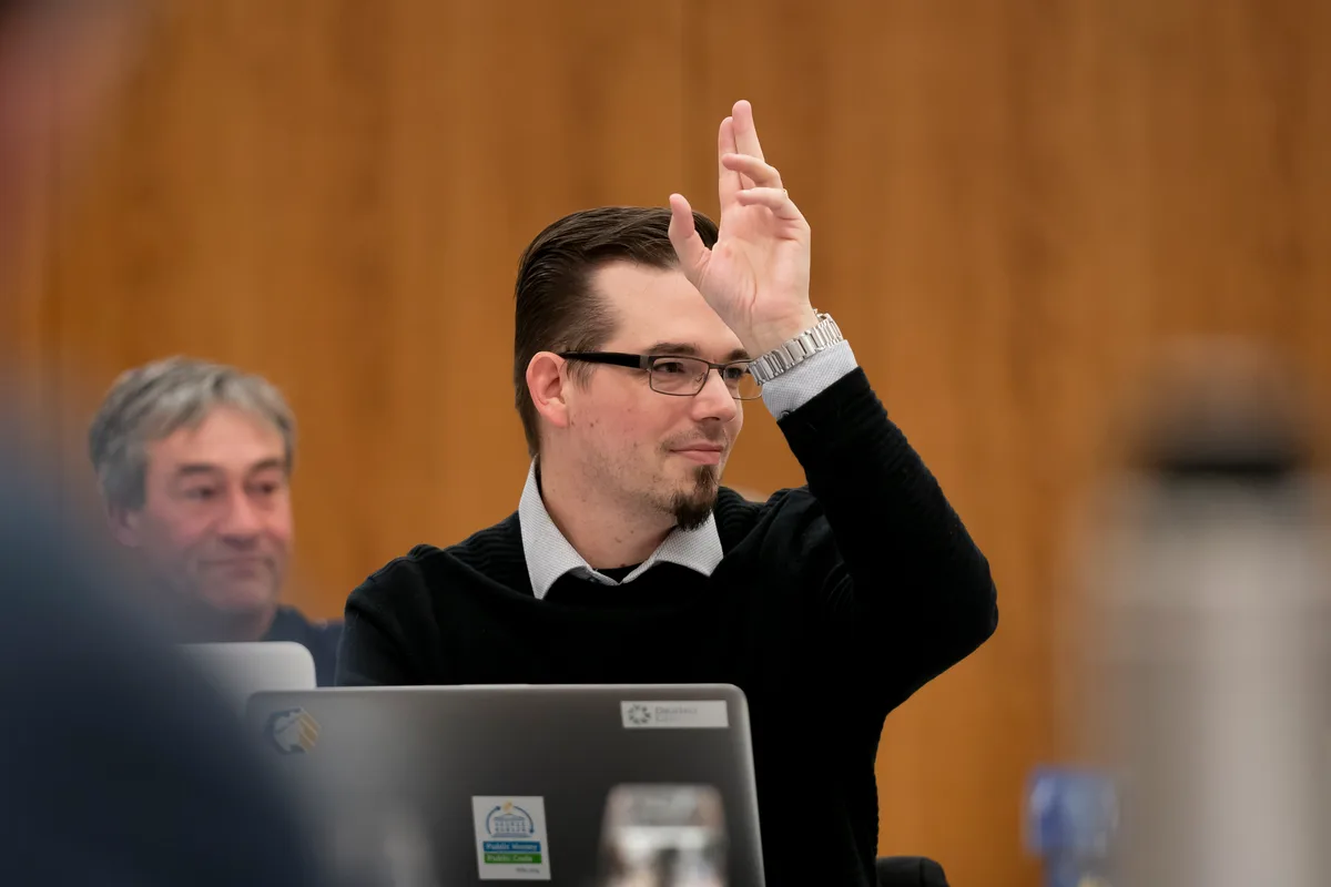 Gemeinderat Silvio Foiera (EDU) bei einer Abstimmung im Parlament Uster. Gemeinderat Silvio Foiera (EDU) bei einer Abstimmung im Parlament Uster.